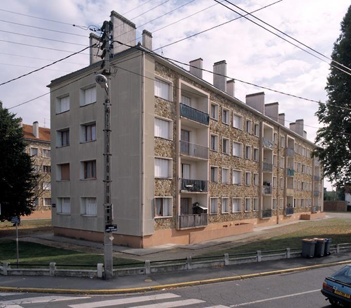 Vue de l'immeuble situé à l'angle des avenues Albert Sarraut et Juvisy Cottages.