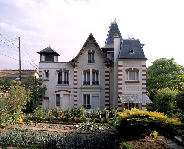 Vue de la façade arrière, sur la sente de la Fontaine Garelle.