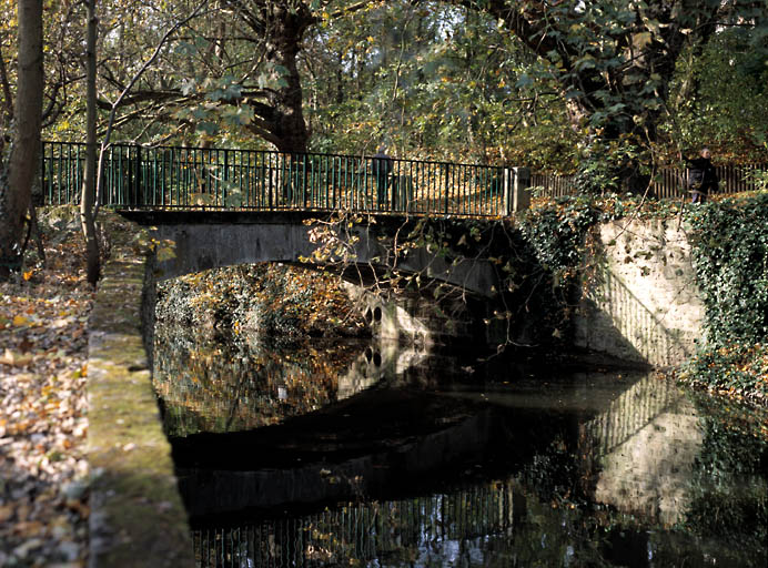 Vue d'ensemble du pont sur l'Orge construit en 1899 par la famille Chodron de Courcel. Le parc du château descendait alors jusqu'à la rivière.