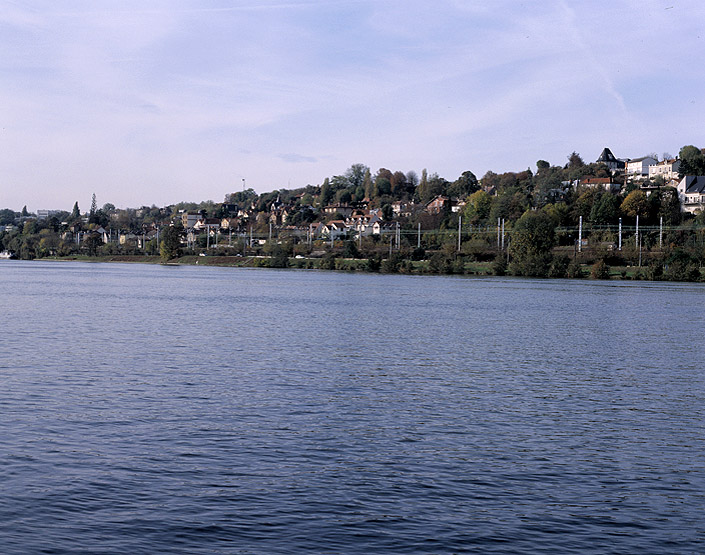 Le coteau d'Athis longé par la voie ferrée, vu des bords de la Seine à Vigneux.