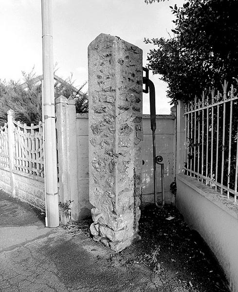 Vue de la pompe de distribution d'eau potable commune au lotissement de la Villa 'Les Cailles'.