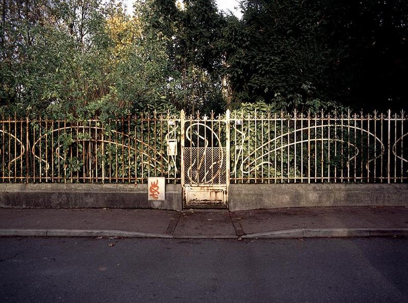 Vue partielle de la grille au niveau du portillon