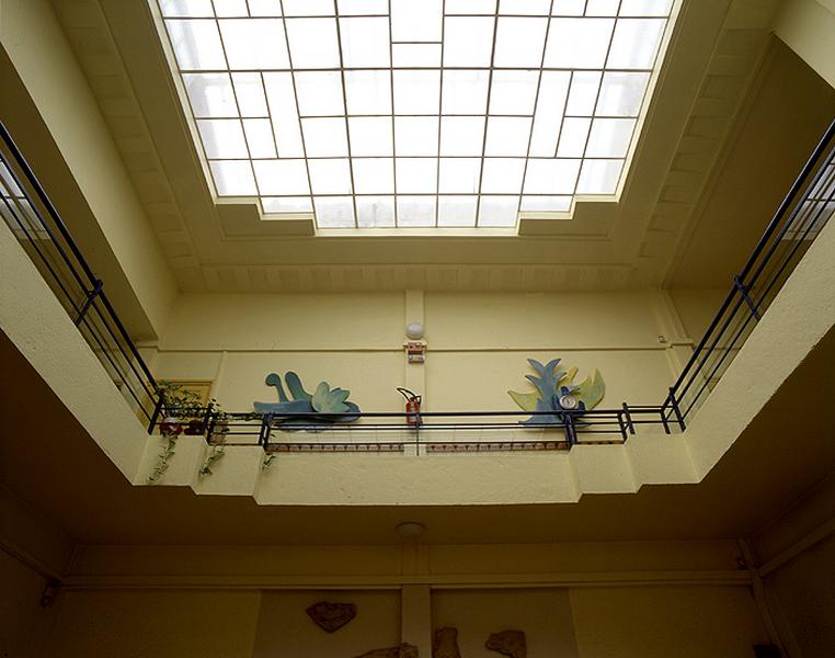 Verrière et tribune du hall central du pavillon abritant à l'origine les éditions du Cerf.