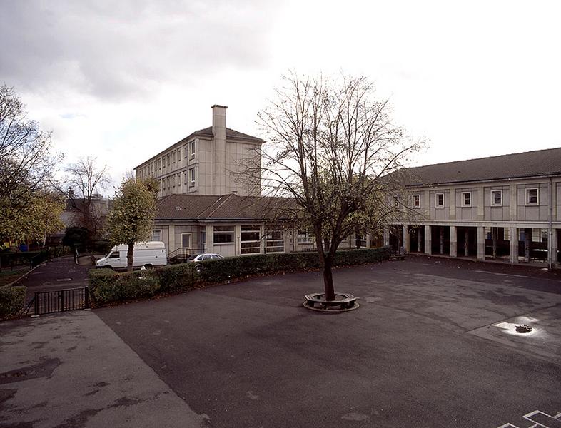 Vue de la cour de récréation, du préau et de la cantine du groupe scolaire.