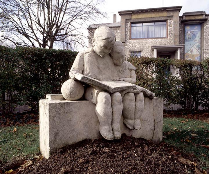 Le groupe sculpté de la cour de récréation : vu de trois-quarts gauche.