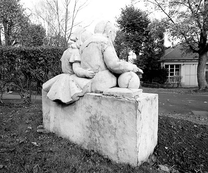 Le groupe sculpté de la cour de récréation : vu de dos.