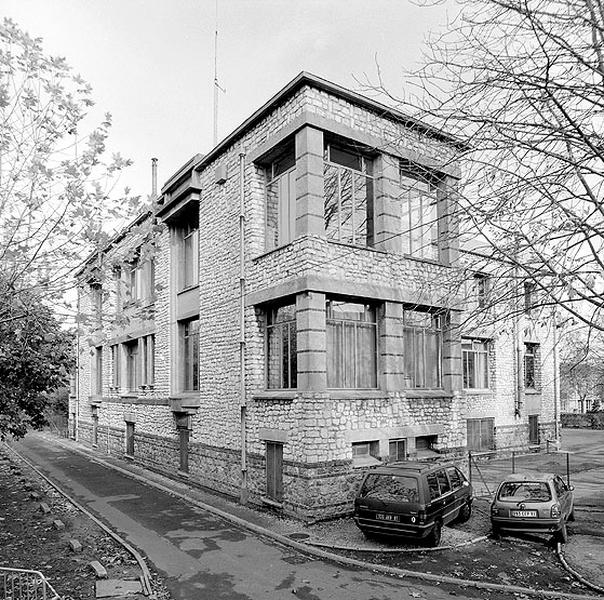 Le pavillon des éditions du Cerf : façade ouest.