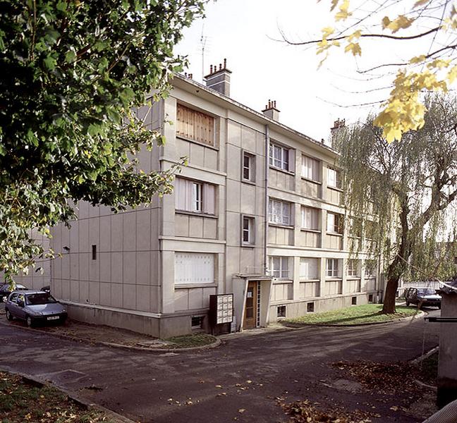 Le bâtiment du logement des instituteurs.