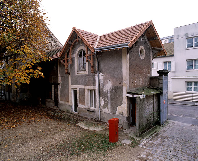 Vue, côté cour, du bâtiment des communs situé le long de la rue Lebeau.