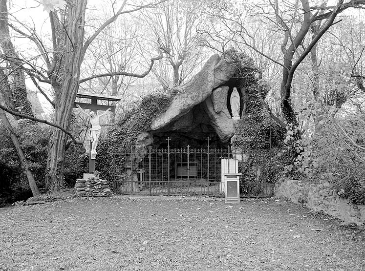 Vue de la 'grotte de Lourdes' située dans le jardin.