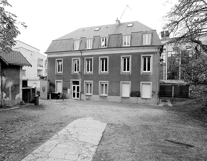 Vue de la façade antérieure de la maison d'habitation.