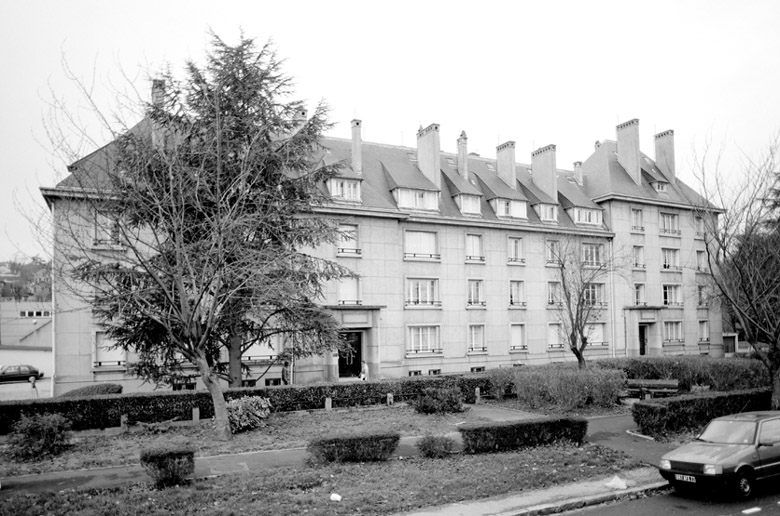 La façade antérieure de l'immeuble A (1-3, avenue du 18 Avril).
