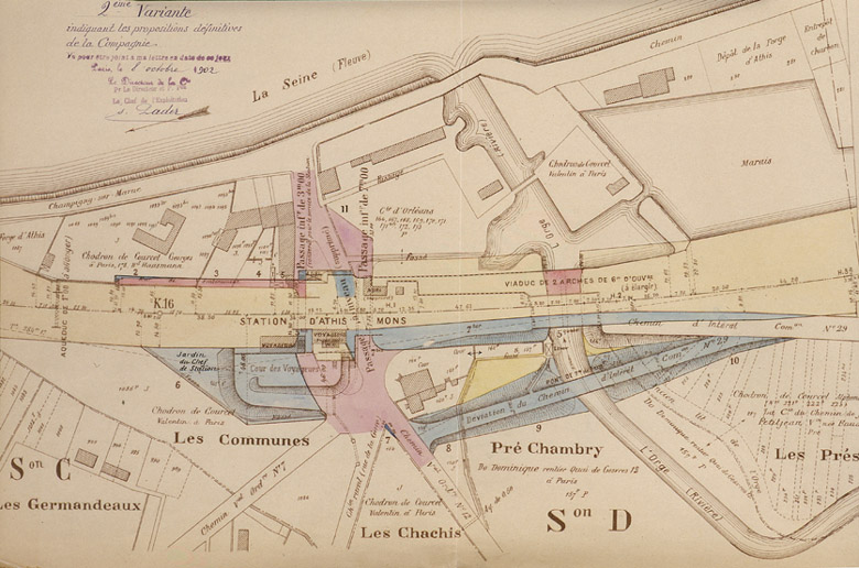 Projet en 1902 de doublement des voies du P.O. entre Paris et Brétigny : plan parcellaire des propriétés à acquérir (en rose) ; en bleu, les travaux projetés. Une arche supplémentaire doit être ajoutée au viaduc à deux arches existant. Le plan juxtapose l'ancienne gare ('supprimer') et la nouvelle, ainsi que le passage à niveau et le passage souterrain (pour véhicules) de 7 m qui doit le remplacer. Le passage souterrain piétonnier est conservé pour le service de la station. Plan aquarellé, 8 octobre 1902.