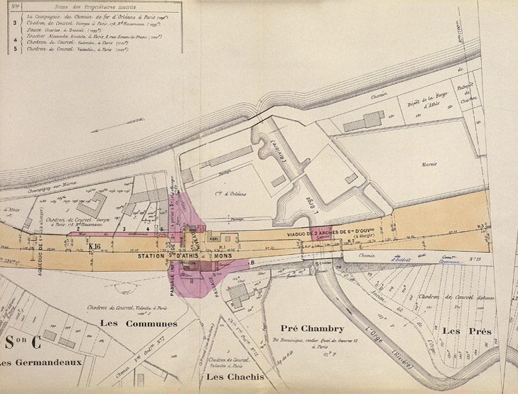Etat de la station d'Athis-Mons en 1902 avant le doublement des voies du P.O. (première gare) ; encadrant le bâtiment des voyageurs, le passage à niveau et le passage souterrain piétonnier. En rose, les terrains à acquérir en prévision des travaux de doublement des voies.