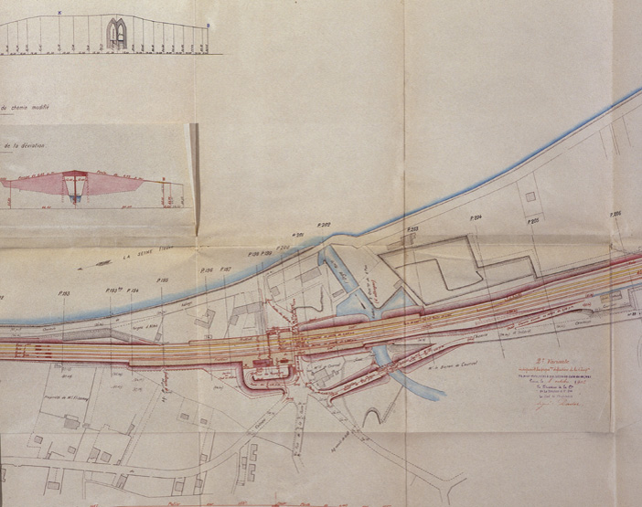 Doublement des voies entre Paris et la bifurcation de Vendôme : projet de la nouvelle gare voyageurs avec création d'un passage inférieur (P I) pour les voitures remplaçant le passage à niveau, maintien du passage piéton et construction d'un pont sur le chemin n° 29 dévié. Plan aquarellé, 8 octobre 1902.