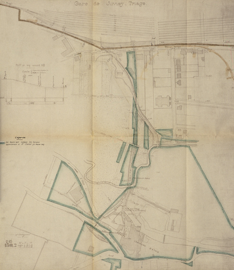 Plan des Forges et Laminoirs d'Athis. Il mentionne notamment un pont sur le Mort-Rû (établi par M. Chehet), un pont sur le coude de l'Orge (à construire par M. Chehet) et des ponts tournants sur la voie de chemin de fer. Plan du 25 novembre 1912, modifié les 30 janvier 1913 et 28 février 1916.