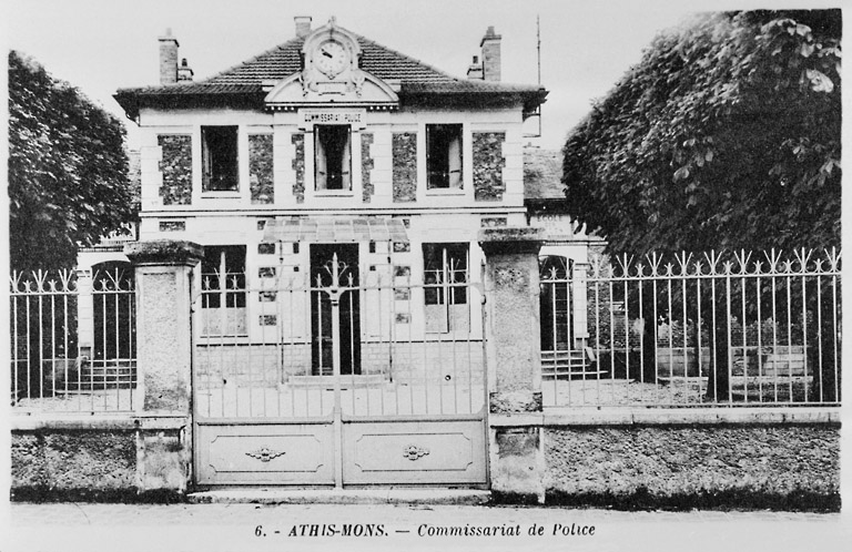 Vue d'ensemble de la mairie occupée à l'étage par le commissariat de police ; carte postale, s.d.