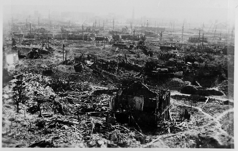 Champ de ruines dans le quartier du Val après le bombardement du 18 avril 1944.