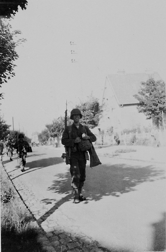 Soldats américains dans une rue d'Athis-Mons à la Libération.