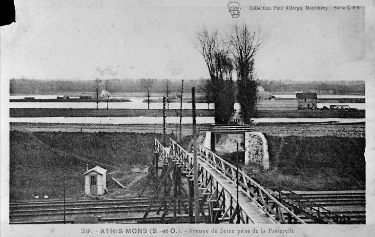 Passerelle en bois à côté de l'avenue de Seine (peut-être élevée à la place de la passerelle métallique figurant sur le plan du 11 août 1903).