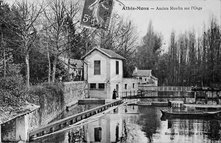 Les vestiges du moulin après la destruction du bâtiment principal au début de l'année 1888 par son nouveau propriétaire le baron de Courcel ; vers 1920.