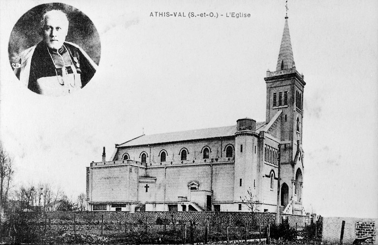 Vue latérale de l'église sur son terrain entièrement clos de murs ; en médaillon, le portrait de l'abbé Pinault.