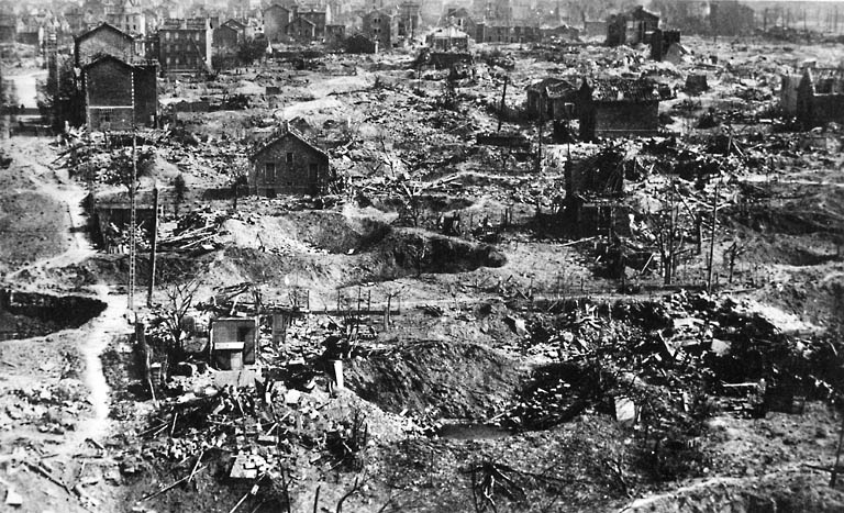 Le quartier après le 18 avril 1944 : quelques maisons debout parmi les trous de bombes.