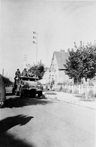 Jeep dans une rue d'Athis-Mons à la Libération.