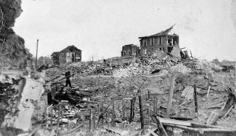 Une vue du quartier bombardé ; 1944.