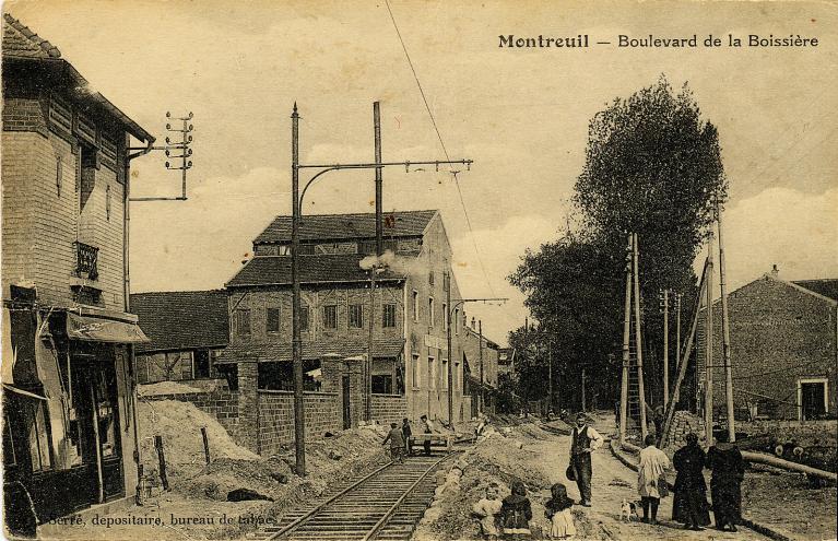 Briquetterie du boulevard de la Boissière, vers 1910. Carte postale. (Musée de l'histoire vivante, Montreuil. 2 F 50)