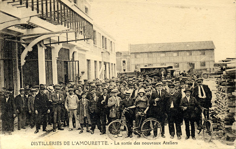 sortie du personnel des nouveaux ateliers produisant la liqueur Lamourette, vers 1925.