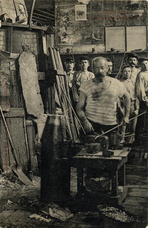Atelier de la verrerie Bourgoing. Carte postale. (Musée de l'histoire vivante, Montreuil. 9 F 51)
