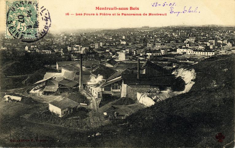 Vue des fours à plâtre de la carrière des Beaumonts et panorama vers le Bas-Montreuil, vers 1900. Carte postale. (Musée de l'histoire vivante, Montreuil. 9 F 1)