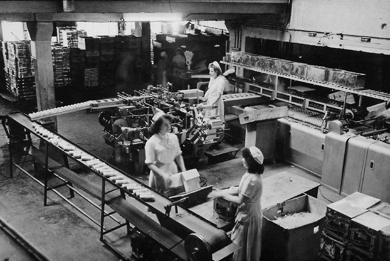 Chaine de fabrication des biscuits vers 1960