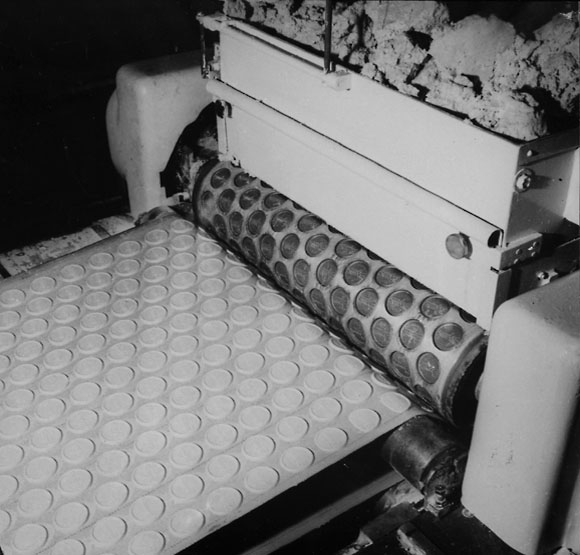 Détail de la chaine de fabrication des biscuits, vers 1960