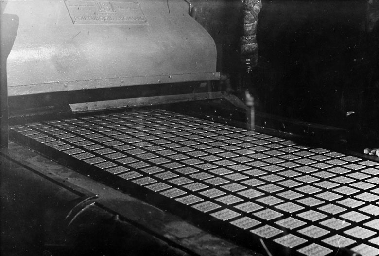 bande transporteuse de biscuit vers le four, vers 1960