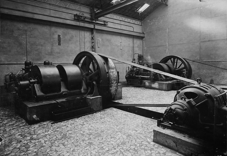 Moteur Ruston (fabriqué en Angleterre) de la salle des générateurs électriques, vers 1960