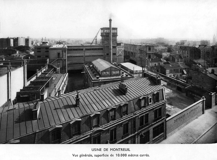 Vue générale de l'usine prise de l'immeuble du 194 rue de Paris ; au premier plan, les bureaux de l'ancienne distillerie Hémard ; au second plan, la nouvelle distillerie Hémard-Pernod