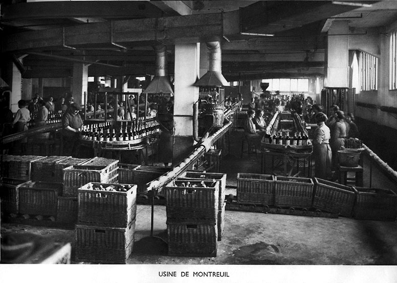 La salle d'habillage et d'empaquetage, avec les transporteurs apportant les bouteilles à pied d'oeuvre pour la mise en caisses.