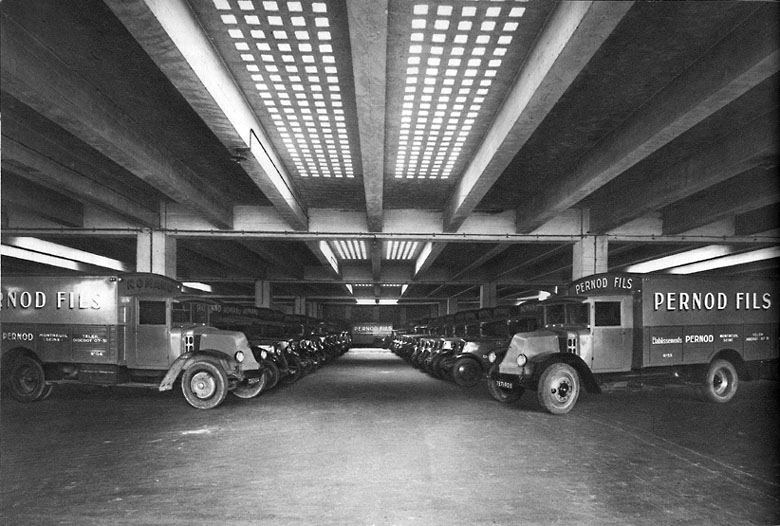 Garage de la rue de Beaune, contenant 100 camions et 40 voitures,