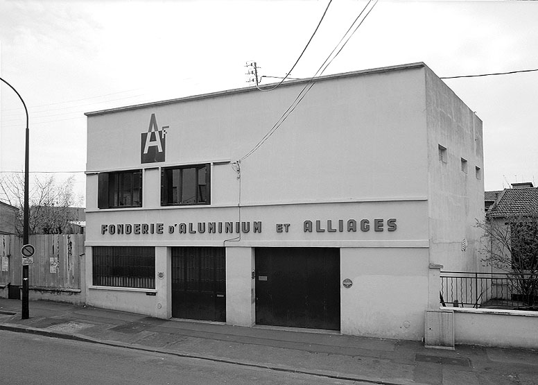 Vue de la façade prise du nord de la rue