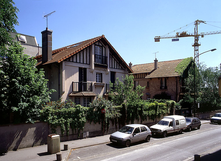 Vue des deux maisons jumelles destinées aux ingénieurs de l'entrepôt (photo pris en en été)