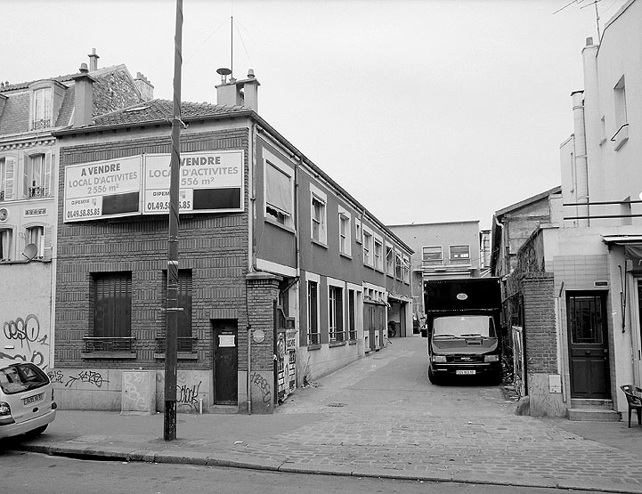 Entrée de l'usine de petite métallurgie Raynaud, 206 rue de Paris.