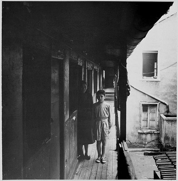 Enfants dans une maison à loggia.