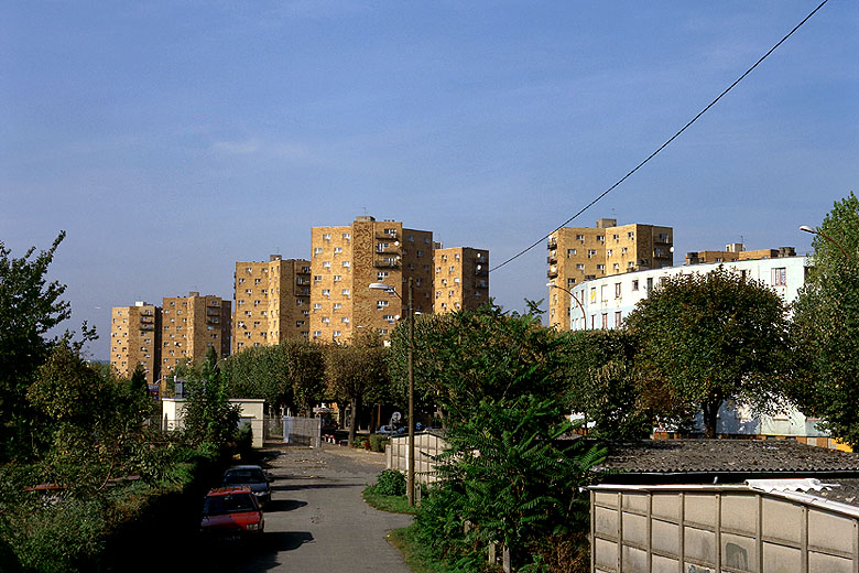 Groupe de tours à trois branches : vue d'ensemble depuis la contre-allée de la division Leclerc