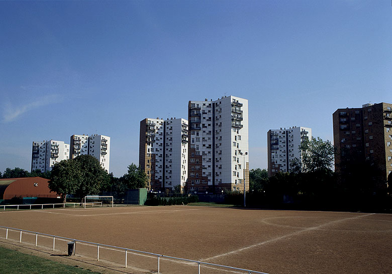 Groupe de tours à trois branches (dernière tranche), vue depuis la rue de la Fontaine.