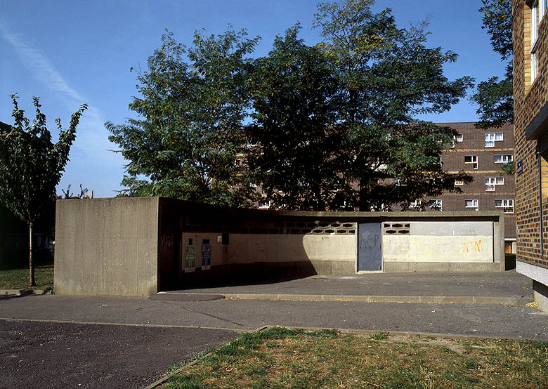 Les fonds d'Eaubonne, local poubelle à l'entrée d'une tour