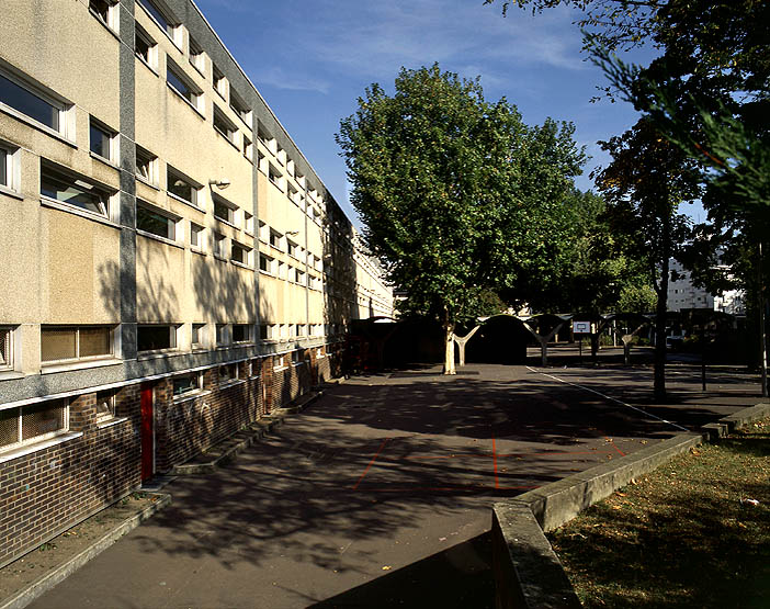 Ecole primaire Cachin vue depuis l'avenue de la Division Leclerc : cour, préau et bâtiment scolaire.