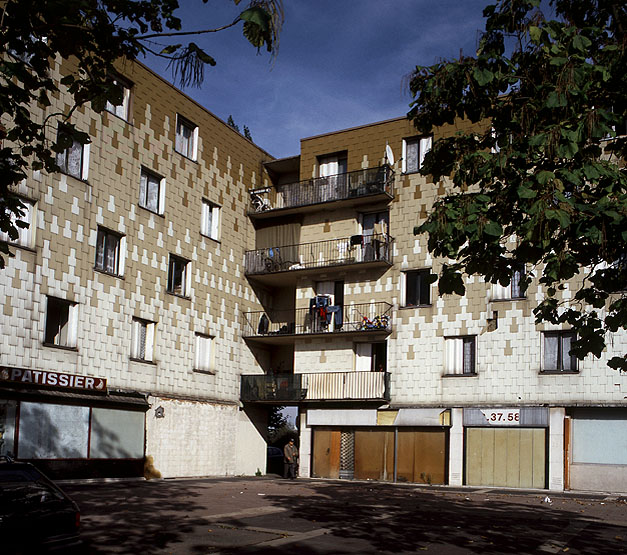 Barres de logement délimitant la place du marché : détail angle nord de la place