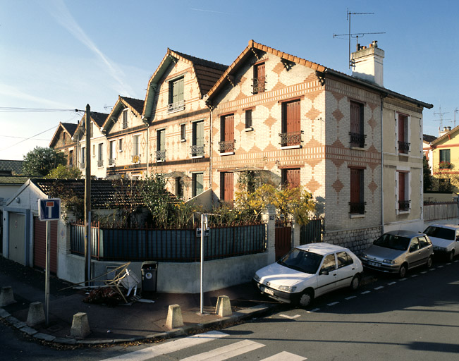 Une file de maisons sises 28, rue de la Grange Ory.